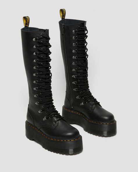 Knee High Doc Martens, Dr Martens 1b60, Doc Martens Outfit Men, Doc Martens Outfit Summer, How To Style Doc Martens, Outfits Shifting, Max Volume, Black Leather Combat Boots, Styled Outfits