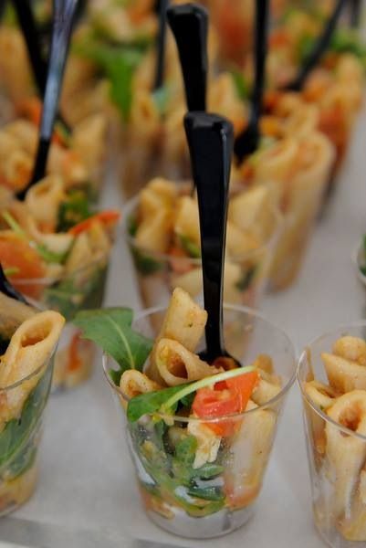 Pasta In A Cup Appetizer, Individual Pasta Cups, Individual Wedding Appetizers, Pasta Cups Party, Pasta Appetizers Parties Food, Mini Pasta Cups, Pasta Salad Cups For Party, Pasta Party Buffet, Elegant Wedding Buffet Ideas