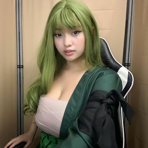 Zoro Women Cosplay, Fem Zoro Cosplay, Zoro Makeup, Female Zoro Cosplay, One Piece Inspired Outfits, Cosplay Zoro, One Piece Halloween Costume, Female Cosplay Ideas, Zoro Cosplay