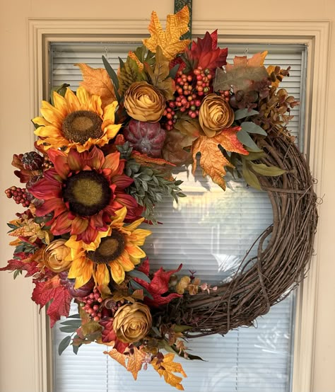 Autumn Wreaths For Front Door Diy, Autumn Wreaths Diy, Dekoratívne Vence, Fall Decor Wreaths, Floral Door Wreaths, Holiday Wreaths Christmas, Fall Thanksgiving Wreaths, Orange Wreath, Fall Decor Diy Crafts