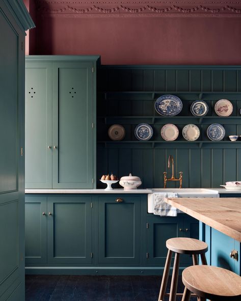 The Stepney Townhouse | deVOL Kitchens Classic English Kitchen, Wall Cupboards, Devol Kitchens, Loft Kitchen, Glazed Walls, English Kitchens, Casa Vintage, Green Cabinets, Shaker Kitchen