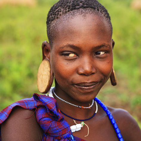 Mursi woman Stretch Ears, Suri Tribe, Mursi Tribe Ethiopia, Cultural Beauty, Ear Piercings Chart, Double Ear Piercings, Mursi Tribe, Bald Head, Body Modification