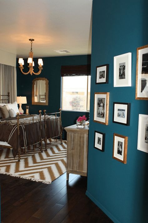 teal blue bedroom with chevron rug, peacock blue, blue-green, green-blue, sherwin williams marea baja Teal Bedroom Walls, Navy Blue Bedrooms, Teal Bedroom, Interior Design Minimalist, Teal Walls, Nate Berkus, Design Del Prodotto, Blue Bedroom, Blue Walls