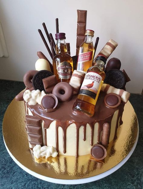 Whiskey cake Alcohol Inspired Cakes, Alcohol Cake Design, Birthday Cake Beer, Booze Cake, Alcohol Birthday Cake, 50th Birthday Cakes For Men, Liquor Cake, Thomas Cakes, Alcohol Cake