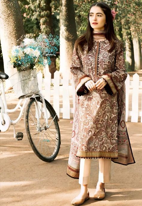 Lawn Dress Design, Pakistani Fashion Casual, Stylish Short Dresses, Pakistani Fancy Dresses, Pakistani Dresses Casual, Pakistani Fashion Party Wear, Beautiful Pakistani Dresses, Lawn Dress, Salwar Kamiz