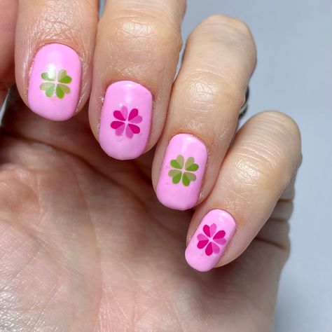 Pink nails with four leaf clover nail stickers on them Nails Shamrock, Clover Nail Art, Lucky Nails, Shamrock Nails, Nail Art Pink, St. Patrick's Day Crafts, St Patricks Day Nails, Nail Art At Home, Nails Now