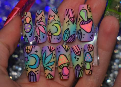 Short Psychadelic Nails, Plant Nail Ideas, Lsd Nails Short, Electric Forest Nails, Trippy Mushroom Nails, Alien Nails Design, Trippy Nail Designs, Alien Nail Art, Lsd Nails