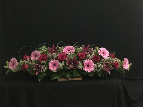 Horizontal Flower Arrangements Design, Long And Low Flower Arrangement, Horizontal Flower Arrangement, Flower Centrepieces, Large Flower Arrangements, Corporate Flowers, Flower Arrangement Designs, Ikebana Arrangements, Church Flower Arrangements