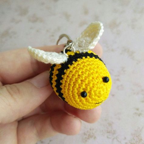 Crochet Insect, Flower At Home, Earring Crochet, Crochet A Flower, Crochet Miniatures, Crochet Keyring, Crochet Stuffies, Diy Crochet Flowers, Crochet Keychains