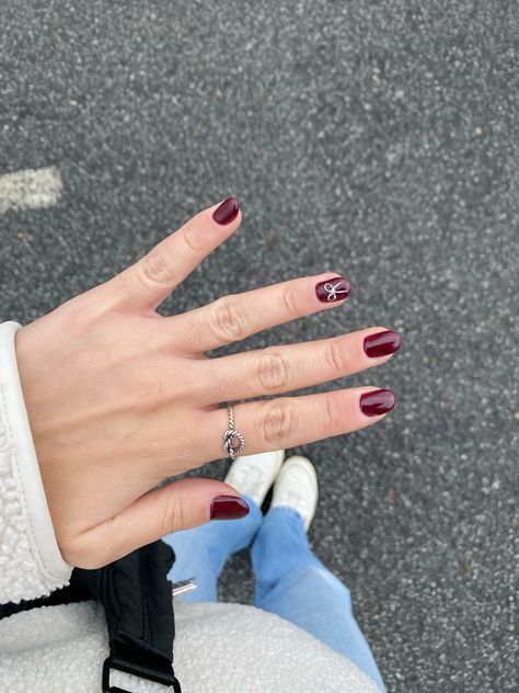 Maroon Nails Design Short, Short Acrylic Nails Burgundy, Dark Red Bow Nails, Burgundy Winter Nails, Burgundy Red Nails, Maroon Nail Designs, Taylor Swift Nails, Burgundy Nail Designs, New Dinner