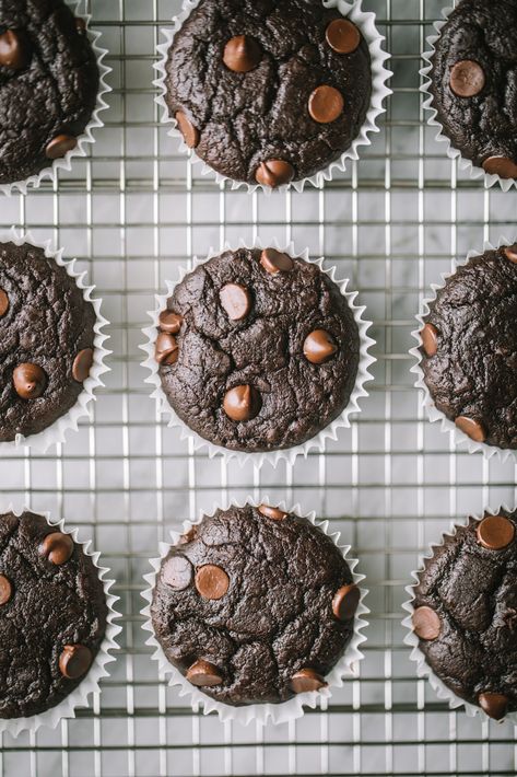 Flourless black bean muffins that taste like a delicious, cakey brownie! These easy, fiber packed muffins are gluten free and the perfect healthy treat. Black Bean Muffins, Bean Muffins, Chocolate Pumpkin Muffins, Gluten Free Banana Muffins, Brownie Muffins, Healthy Banana Muffins, Black Bean Brownies, Sweet Potato Muffins, Bean Brownies