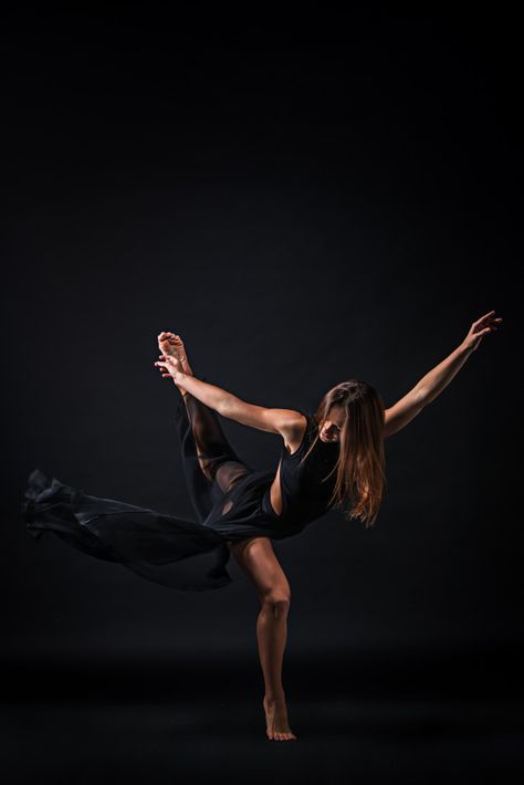 Dance Jumps, Dance Photoshoot, Dance Picture Poses, Dance Photo Shoot, Dance Photo, Dance Photography Poses, Ballerina Art, Studio Poses, Photoshoot Studio