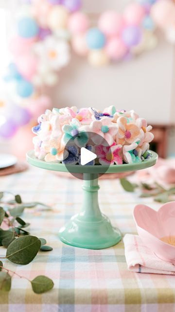 Jessica Grant | Store-bought cake: Spring flower makeover🌼🌸! Save these directions to make your own! ⤵️

•Grab a $10 cake from Walmart or you... | Instagram Simple Cakes With Flowers, Walmart Cake Makeover, Marshmallow Cake Decoration, Spring Cupcakes Decoration, Walmart Cakes, Cake Spring, Marshmallow Flowers, Flower Cake Decorations, 10 Cake