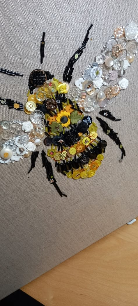 Covered Button Crafts, Bumble Bee Button Art, Repurposed Buttons Craft Ideas, Things To Do With Buttons Projects, Button Art Ideas Craft Projects, Creative Button Ideas, Brooch Art Projects, Beads Pictures Ideas, Button Quilts Ideas