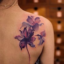 Flower Watercolor Tattoo, Small Wave Tattoo, Tato Tradisional, Pretty Flower Tattoos, Watercolor Tattoo Flower, Flower Tattoo Back, Beautiful Flower Tattoos, Tattoos For Women Flowers, Illustration Tattoo