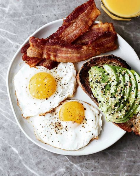 Avo Toast, Breakfast Photography, Traeger Recipes, Sports Food, Breakfast Toast, Bacon Egg, Fried Egg, Tea Recipes, Avocado Toast