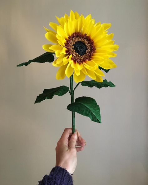 Dyi Flowers, Paper Flowers Diy Easy, Paper Flower Wreaths, Paper Sunflowers, Paper Flower Art, Paper Flower Decor, Paper Leaves, Paper Flower Template, Flowers Bouquet Gift