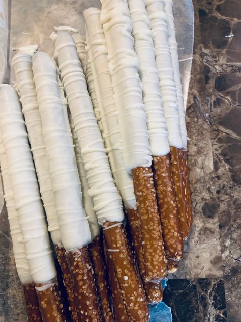 White Dipped Pretzels, Red And White Chocolate Covered Pretzels, White Chocolate Pretzel Sticks, Stick Pretzels Chocolate Dipped, White Chocolate Dipped Pretzels, Dipped Pretzels Rods, Pretzel Dipped In Chocolate, Pretzels Dipped, Dipped Sweets