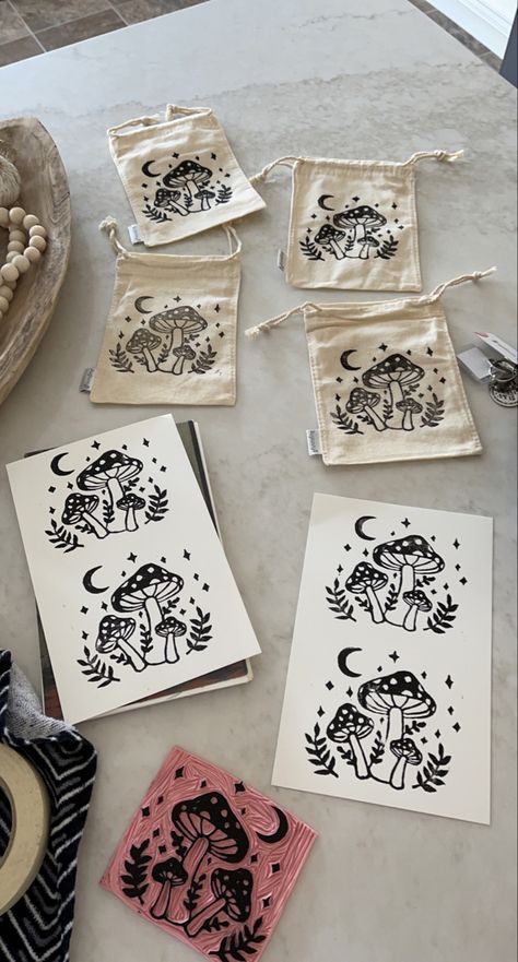 Linolium Printing Designs, Small Linocut Stamps, Easy Linocut Prints Ideas, Lino Stamp Ideas, Linoleum Print Ideas, Lino Print Ideas, Lino Stamp, Mushroom Stamp, Stamp Packaging