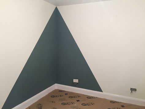 Lobby Paint Color Ideas, Triangle Wall Paint, Thomas Bedroom, Boys Bedroom Colors, Boys Bedroom Makeover, Cool Kids Bedrooms, Triangle Wall, Kids Bedroom Inspiration, Kids Interior Room