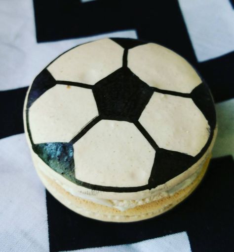 Soccer Ball Macarons, Soccer Macarons, Sports Macarons, Football Cake, Soccer Birthday, Macaron Recipe, Party Buffet, French Macarons, Macaroons