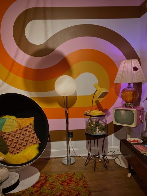 70s Stripe Wall, Retro Room Aesthetic, 70s Wall Mural, Groovy Bedroom, Retro Room Ideas, 70s Room, Groovy Room, Stripe Wall, Diy Mural