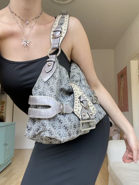 Vintage Guess Bag Outfit, Vintage Shoulder Bag Outfit, Guess Bag Outfit, Guess Vintage Bag, Vintage Bag Outfit, Shoulder Bag Outfit, Guess Vintage, Guess Bag, Bag Outfit