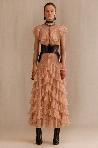 Alexander McQueen Resort 2019 collection, runway looks, beauty, models, and reviews. Alexander Mcqueen Resort, Knit Lace Dress, Party Mode, Mcqueen Fashion, Couture Mode, Vogue Russia, Mode Inspiration, A Dress, Couture Fashion