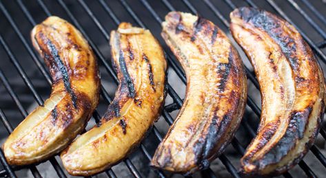 These Rum-Glazed Grilled Bananas are literally the simplest dessert I've ever made. Make them whenever the grill is on. You'll be the happiest griller ever. Grilled Fruit Recipes, Bahamian Food, Grilled Bananas, Grilled Desserts, Grilling Sides, Grilled Fruit, Summer Grilling Recipes, Grilled Pineapple, Cuisine Recipes