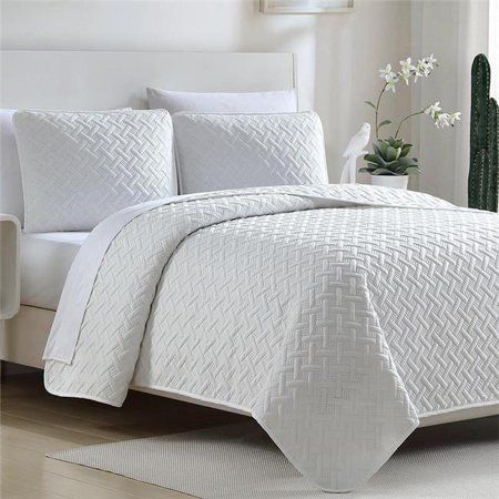 White Comforter Bedroom, Bed Layering, Bedding Inspiration, Bed King, Bed Quilt, White Bed, White Comforter, Simple Bed, Teenage Bedroom