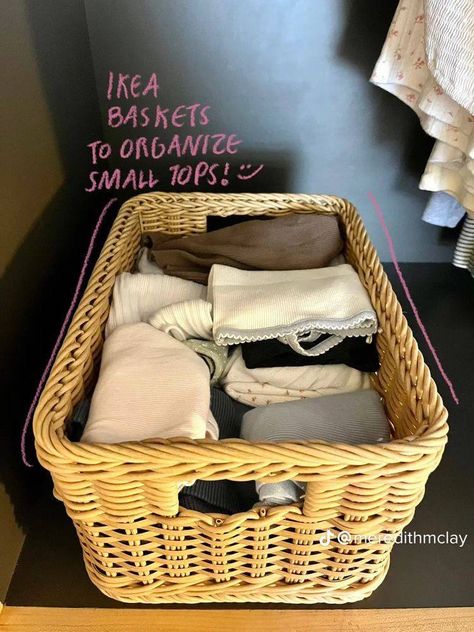 Closet Dorm Organization, Dorm Clothes Organization, Boarding School Dorm Ideas, Small Dorm Organization, Dorm Organization Hacks Minimalist, College Snacks Dorm, Room Clothes Organization, Clothes Organization Aesthetic, Dorm Closet Ideas