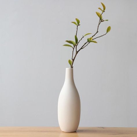 Minimalist Ceramic Vase | HOM Minimalist Japanese, نباتات منزلية, White Ceramic Vases, Porcelain Lamp, White Vase, Plant Vase, Minimalist Chic, Porcelain Art, Porcelain Flowers