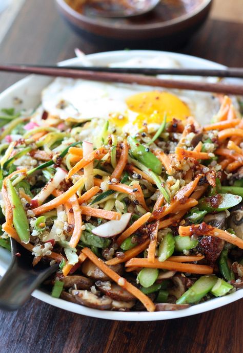 Rice Noodle Recipes Easy, Easy Rice Bowls, Veggie Quinoa, Bibimbap Recipe, Korean Chili, Rice Noodle Recipes, Beef With Broccoli, Mixed Veggies, Asian Spices