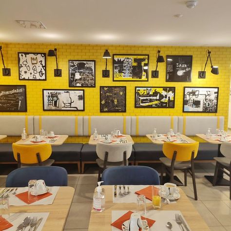 Un arrêt en famille à Toulouse dans l'hôtel Odalys City. Une décoration soignée, vitaminée et design. Le jaune prédomine la salle du petit déjeuner auquel des touches de bleu, blanc, gris et noir sont associées. Des tableaux envahissent le mur en brique et apportent un effet visuel graphique. Un jeu de lumières grâce aux appliques articulées mettant en valeurs ceux-ci. Un espace pep's et vitaminée. Burger Restaurant Design, Restaurants Interior, Decoration Restaurant, Burger Restaurant, Restaurant Interior Design, Restaurant Interior, Toulouse, Restaurant Design, Habitat