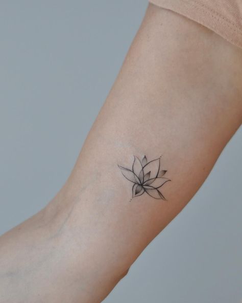 Lotusblume Tattoo, Tattoo Sonne, Lotus Flower Tattoo Design, Rose Drawing Tattoo, Lotus Tattoo Design, Anklet Tattoos, Small Hand Tattoos, Lotus Tattoo, Tattoo Feminina