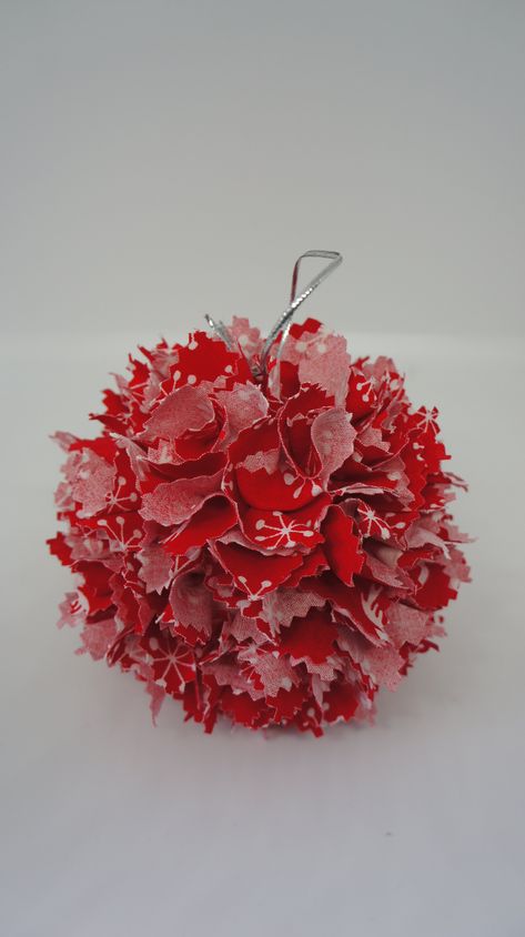 Fabric Baubles, Homemade Decorations, Christmas Fabric Crafts, Fabric Rose, Homemade Decor, Fabric Roses, Primitive Crafts, Christmas Ornament Crafts, Ornament Crafts