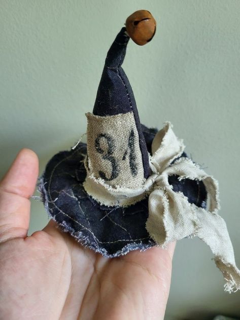 Diy Ghost Figurine, Vintage Halloween Diy, Small Witch Hat, Primitive Halloween Crafts, Vintage Halloween Crafts, Primitive Fall Crafts, Mini Witch Hat, Primitive Witch, Prim Halloween