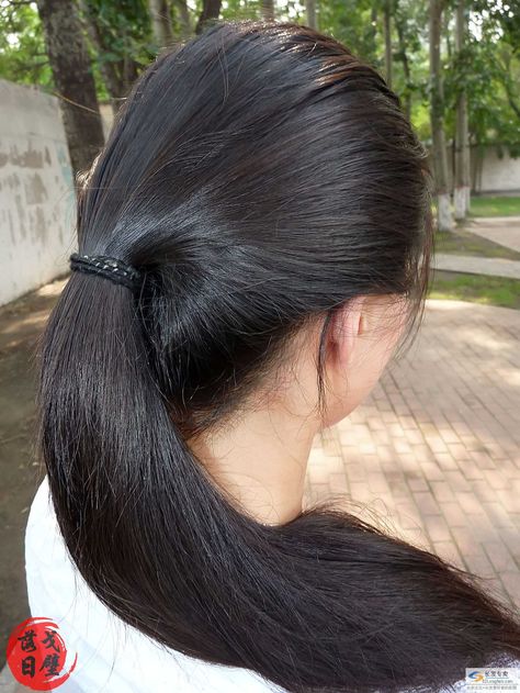 It makes you feel that beauty... Hiba Nawab, Big Bun Hair, Long Indian Hair, Long Hair Ponytail, Long Silky Hair, Long Hair Pictures, Hair Flow, Super Long Hair, Front Windows