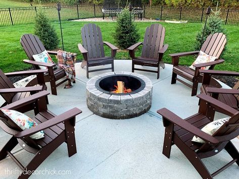 Fire Pit Ideas Backyard Concrete, Firepits Backyard Cement, Patio Chairs Around Fire Pit, Fire Pit Concrete Patio, Cement Fire Pit Area, Cement Patio With Fire Pit, Outdoor Fire Pit Chairs, Concrete Fire Pit Area, Round Patio Ideas