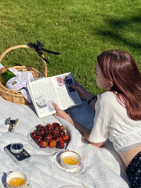 #picnic#aesthetic#aestheticpicnic#bulletjournal#redhair Picnic Date Reference, Winter Picnic Aesthetic, Girl Picnic Aesthetic, Picnic Picture Ideas, Picnic Aesthetic Photoshoot, Strawberry Girl Aesthetic, Fall Picnic Food, Picnic Pics, Reading Picnic