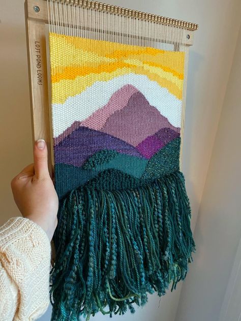 Tapistery Tapestries Design, Loom Art Weaving, Weaving Projects Ideas, Tapestry Weaving Ideas, Woven Tapestry Art, Loom Tapestry, Simple Tapestry, Tapestry Crafts, Tapestry Loom Weaving