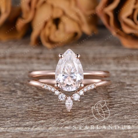 1ct to 3ct Pear Shaped Moissanite Ring Set 2pcs Rose Gold Engagement Ring Colorless Moissanite Unique Gift Marquise Wedding Band 2ct Rings * Ring Material: solid 14K white gold, yellow gold, or white gold * Center Stone: Colorless Moissanite, pear-shaped (1.5ct one showing on a US 5 hand as listing pictures) * Center Stone Size: 5x7mm, 6x8mm, 6x9mm or 7x10mm, 8x12mm, 0.8 to 3ct on average(select the size/carat option when you checkout) * Colorless Moissanite Accents * Bandwidth: 1.6mm 2-3 WEEKS Vintage Pear Engagement Ring, Marquise Wedding Band, Pear Wedding Ring, Moissanite Ring Set, Pear Shaped Ring, Engagement Ring Inspiration, Cute Engagement Rings, Pear Shaped Engagement Rings, Engagement Inspo