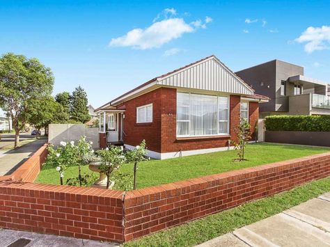 Post-war double and triple fronted homes in Australia Red Brick House Exterior Australia, 70s House Exterior Makeover, 70s House Exterior, 70s Houses, Fall Houses Exterior, Brick Exterior Makeover, Brick House Ideas, House Exterior Makeover, Brick House Exterior Makeover