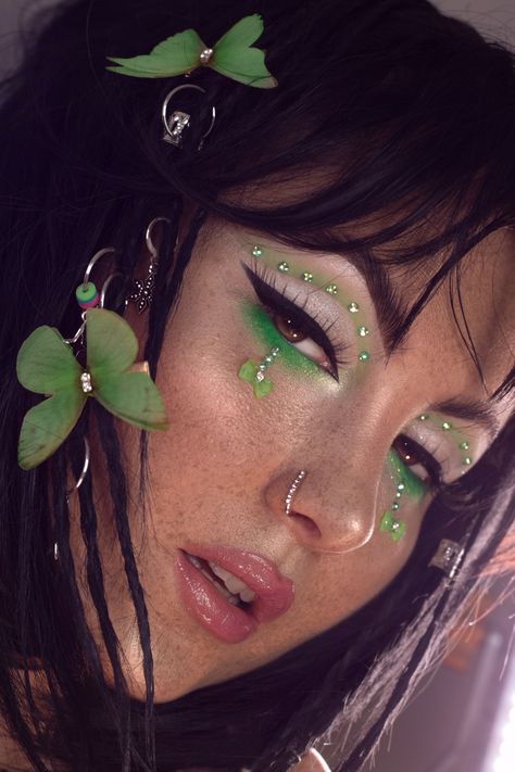 Neon green makeup Rave Green Makeup, Emerald Green Rave Outfit, Green Rave Outfit Ideas, Neon Green Festival Outfit, Rave Makeup Neon, Green Makeup With Gems, Forest Fairy Makeup Ideas, Festival Makeup Green, Birthday Rave Outfit