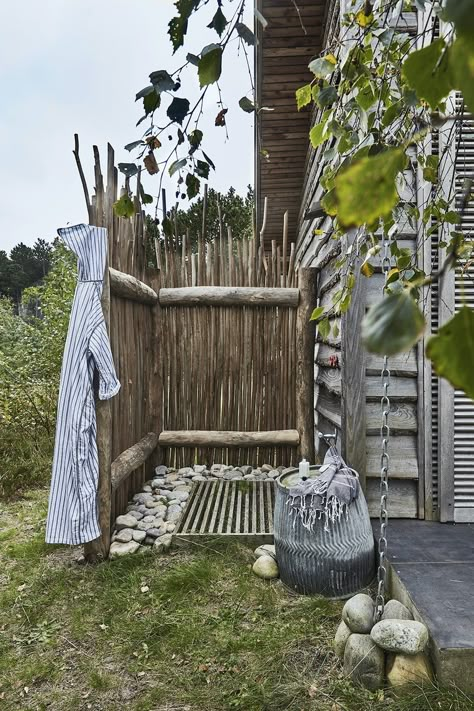 Designperle Diy Outdoor Shower Rain Water, Open Cafe Outdoor Design Low Budget, Outside Showers, Outdoor Shower Enclosure, Outdoor Shower Diy, Rustic Outdoor Decor, Outdoor Bathtub, Outdoor Bathroom Design, Outdoor Tub