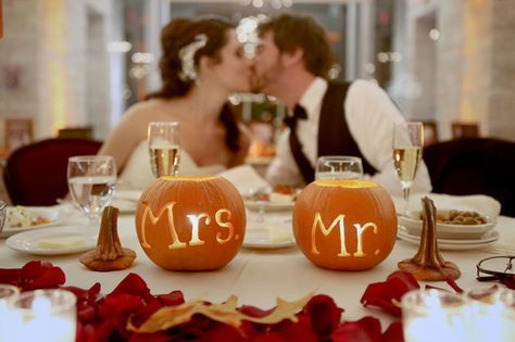 Halloween Wedding Decorations, Orange Wedding Decorations, Halloween Decor Diy, Pumpkin Wedding, Halloween Themed Wedding, Tafel Decor, Elegant Halloween, Wedding Inspiration Fall, Orange Wedding