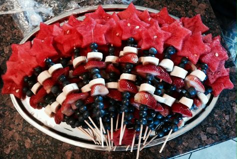 4th of July fruit-kabobs---watermelon stars cut with a cookie cutter, blueberries, bananas, and strawberries on a wooden kabob stick :)  #fourthofjuly #healthy #redwhiteandblue Creative Holiday Desserts, Fourth Of July Food Ideas, Dirt Cups Recipe, July Food Ideas, Fourth Of July Cakes, Fruit Sticks, Crockpot Dessert Recipes, Patriotic Desserts, Low Carb Ice Cream