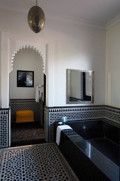 Mosaïque / frise Dekorasi Maroko, Moroccan Bathroom, Moroccan Homes, Moroccan Interiors, Bad Inspiration, Trendy Bathroom, Design Hotel, Dream Bathrooms, Moroccan Design