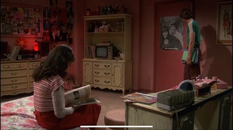 Jackie Burkhart Bedroom, That 70s Show Room, Jackies Room That 70s Show, That 70s Show Bedroom, Jackie Burkhart Room, Jackie That 70s Show, Urban Outfitters Room, 2000s Room, Tv Show House