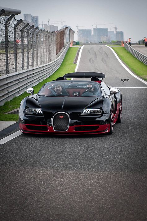 Buggati Veyron, Car Share, Bugatti Veyron Grand Sport Vitesse, Europe Car, Aesthetic Cool, Pimped Out Cars, Bugatti Cars, Bugatti Veyron, Expensive Cars